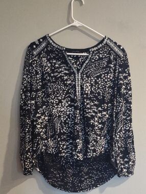 Lucky Brand Women's Medium Black and White Floral Henley Cotton Top